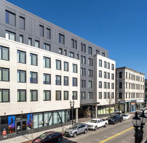 Street overview of 2147 Washington Street.